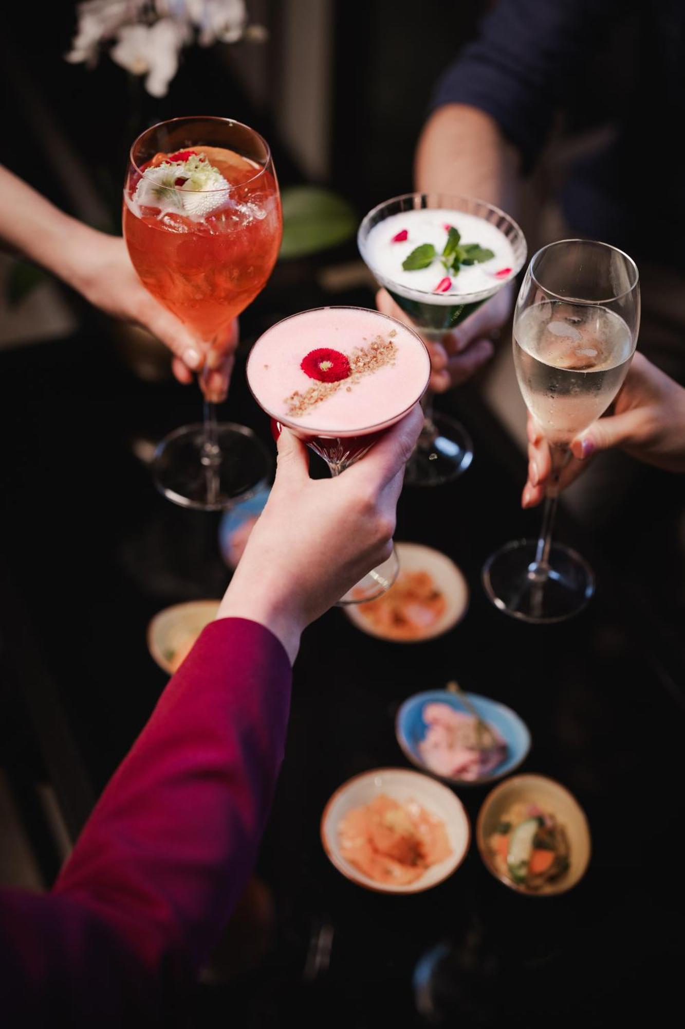 Principi Di Piemonte | Una Esperienze Turin Extérieur photo A group of people toasting with cocktails